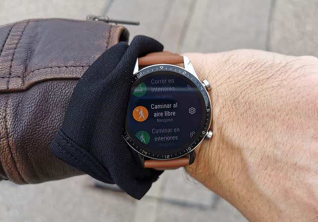 Imagen para el artículo titulado El Huawei Watch GT2 es un reloj deportivo que te enamorará si puedes vivir con su gran fallo de software