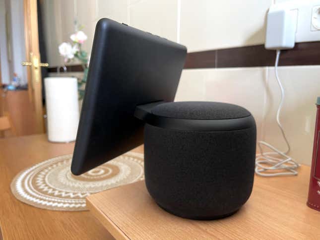 Imagen para el artículo titulado Probamos el Echo Show 10 de Amazon: ahora Alexa te persigue por la cocina con su enorme pantalla