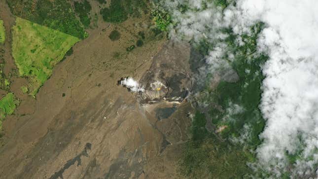 En la cima del volcán ahora se puede ver un enorme lago.
Foto: Joshua Stevens (NASA Earth Observatory)