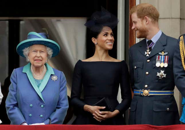 Imagen para el artículo titulado La reina Isabel II podría matar a Meghan Markle y salir indemne, y otras 25 rarezas de la loca monarquía británica