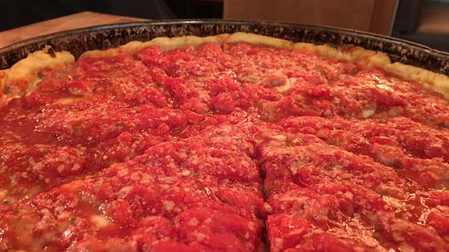 Image for article titled Midwestern travelers bravely risk $500 fine to eat Chicago deep dish
