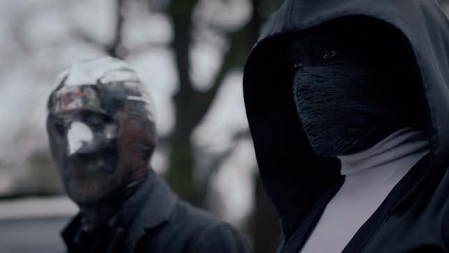 Sister Night es una de las protagonistas de la serie. Una policía que oculta su rostro para evitar que los criminales ataquen a sus seres queridos.