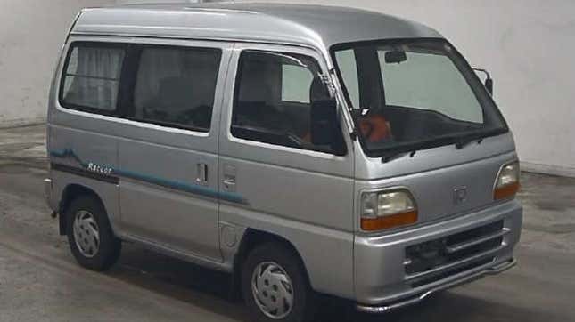 Image for article titled People Are Buying Worn Out $200 Kei Vans For $2,000 In Japanese Auctions