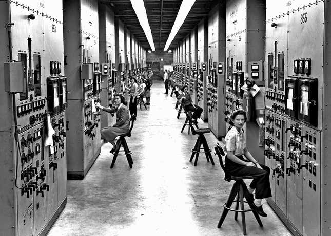 Operadoras de Calutron en sus paneles, en la planta Y-12 en Oak Ridge durante la Segunda Guerra Mundial. Los calutrones se usaron para refinar el mineral de uranio en material fisionable.