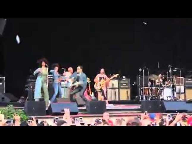 Lenny Kravitz's Dick Says 'Hey, Wsup, Hello!' On Stage