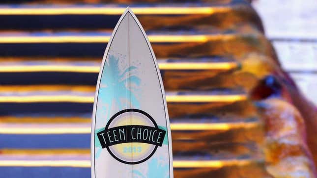 Image for article titled Teen Choice Awards Honor Cory Monteith With Posthumous Surfboard