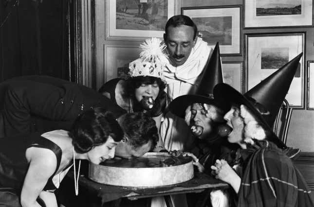 Image for article titled A Brief, Slobbery, Romantic History of Bobbing for Apples