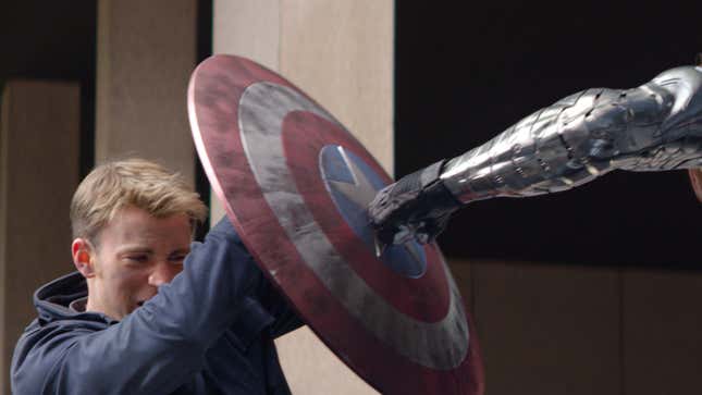 Imagen para el artículo titulado Ver a Adam Savage arreglar un escudo del Capitán América es extrañamente relajante