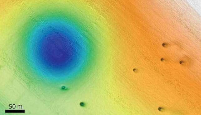 Imagen de Sonar que muestra una de las depresiones en el fondo marino rodeada de otras menores.