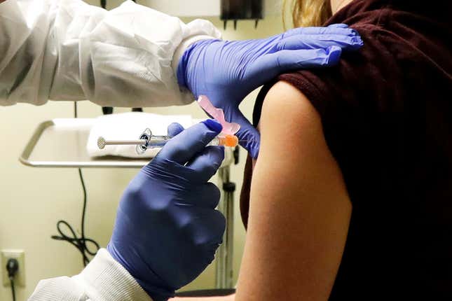 Imagen para el artículo titulado Las imágenes del primer ensayo humano en el mundo de una posible vacuna contra el coronavirus