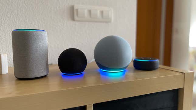 Los nuevos Amazon Echo Dot y Echo de cuarta generación (en el centro) acompañados de la generación anterior