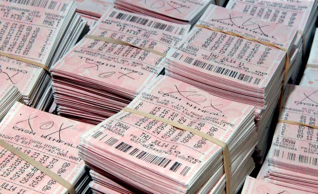 Parte de los 1,22 millones de boletos de lotería de Massachusetts que Jerry almacenaba en un granero en su propiedad en el centro de Michigan