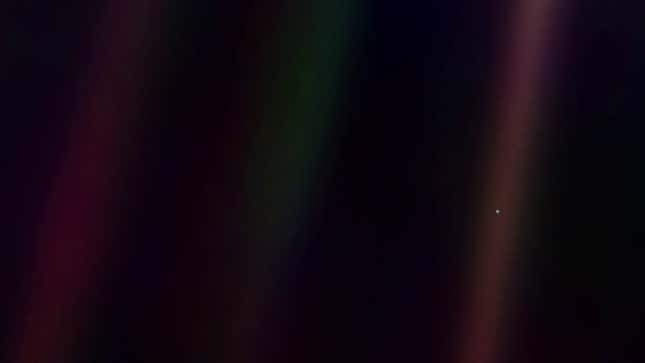 Imagen para el artículo titulado 30 años de Pale Blue Dot: el día que Carl Sagan nos mostró lo insignificantes que éramos en el espacio