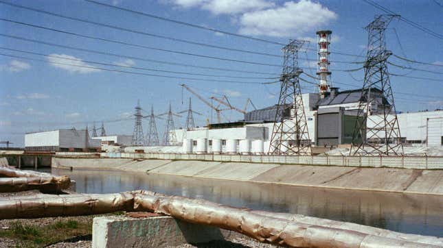 El reactor número 4 en ruinas en la planta de energía nuclear de Chernobyl en 1987, unos 14 meses después del desastre.
