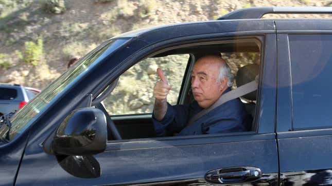 Bob Murray giving a thumbs up in August 2007 near Huntington, Utah during rescue efforts to save six miners trapped after a collapse at the Crandall Mine he co-owned.