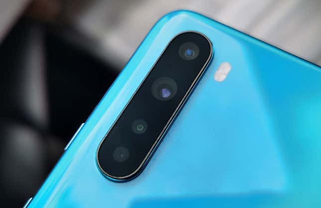 Imagen para el artículo titulado El OnePlus Nord es un gama media sólido y potente al que le sobran dos de sus cuatro cámaras