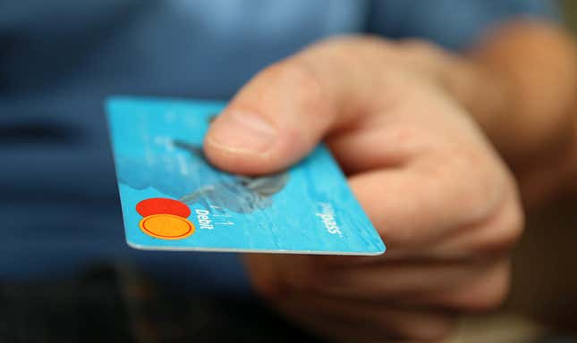 Imagen para el artículo titulado Cada semana comes suficiente plástico como para fabricar una tarjeta bancaria. Esto es lo que necesitas saber