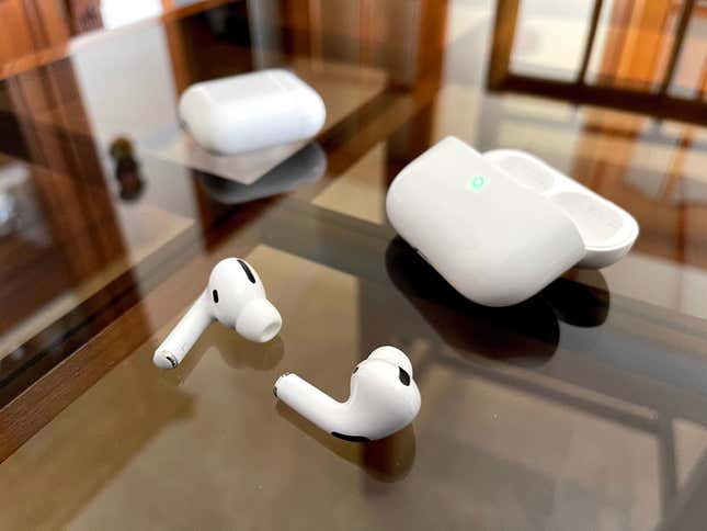 Imagen para el artículo titulado Me estafaron con una falsificación tan buena de los AirPods Pro que me los quedé