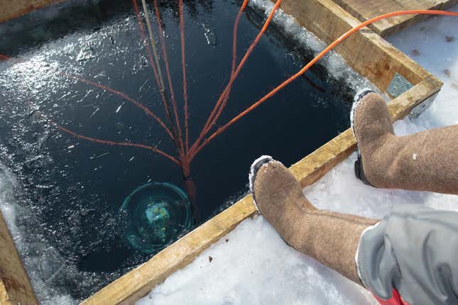 Imagen para el artículo titulado Científicos rusos arrojan un telescopio al lago más profundo de la Tierra