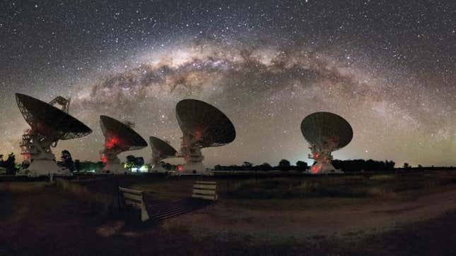 Imagen para el artículo titulado Según este nuevo cálculo de astrofísica, hay al menos 36 civilizaciones extraterrestres en nuestra galaxia