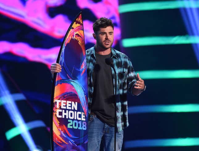 Image for article titled 30-Year-Old Loser Still Hanging Around Teen Choice Awards