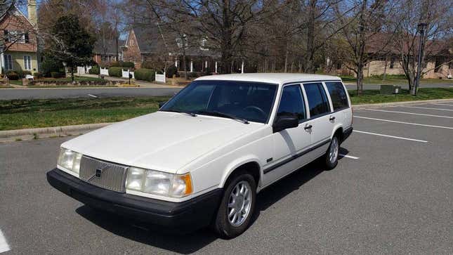 Image for article titled At $3,500, Is This a 1992 Volvo 940 Turbo Estate That&#39;s Broken-In But Won’t Break The Bank?