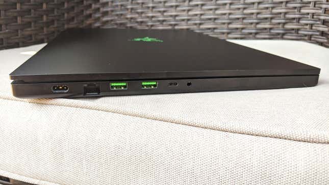 El puerto ethernet es otro añadido muy bienvenido. Necesita puerto de carga propio porque el USB-C no da suficiente potencia.