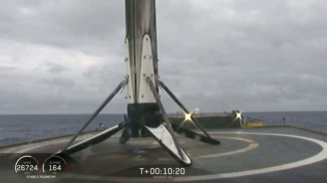 Imagen para el artículo titulado SpaceX consigue aterrizar los tres propulsores del Falcon Heavy por primera vez en la historia