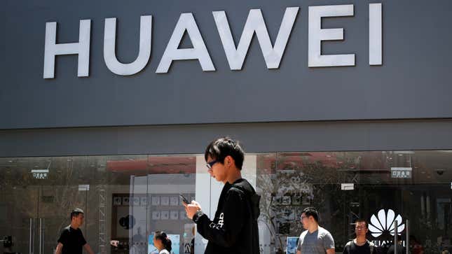 Imagen para el artículo titulado Estados Unidos endurece el bloqueo a Huawei, podría afectar a sus teléfonos antiguos