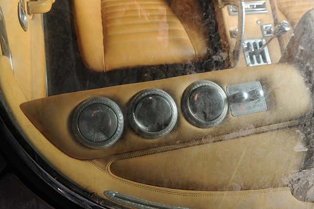 Imagen para el artículo titulado En este campo hay una flota de Ferraris abandonados desde hace una década, y no es un caso único