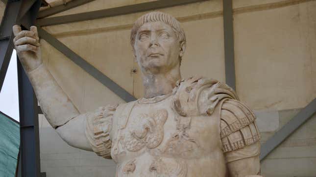 Imagen para el artículo titulado Descubren una monumental estatua de tres metros del emperador romano Trajano bajo una antigua fuente en Turquía