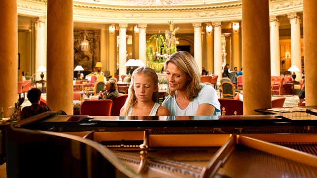 Image for article titled Upscale Restaurant Boasts Live Piano Lessons