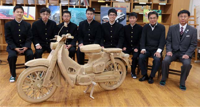 Image for article titled Japanese Engineering Students Built A Perfectly Faithful Honda C100 Super Cub Replica Out Of Cardboard