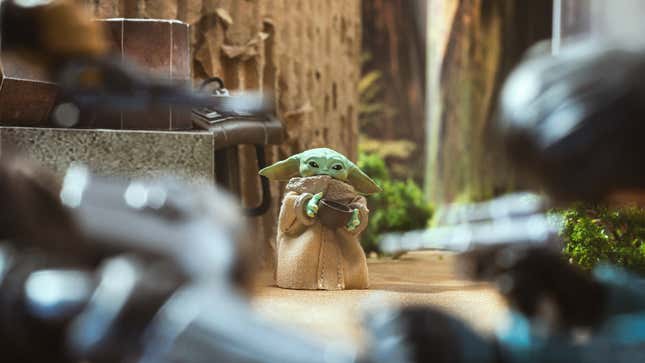 Imagen para el artículo titulado Esta cuenta de Instagram crea imágenes increíbles de Star Wars con los juguetes de la saga