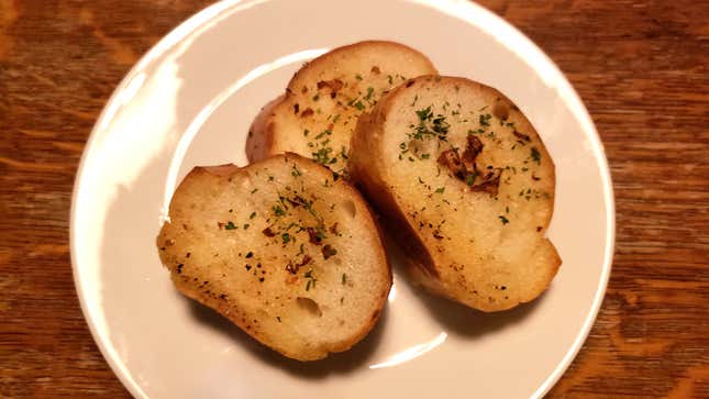 Image for article titled A classic garlic-bread recipe steeped in ’70s nostalgia—and lots of butter