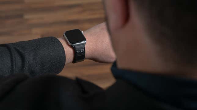 Imagen para el artículo titulado Esta correa te permite controlar el Apple Watch solo con gestos