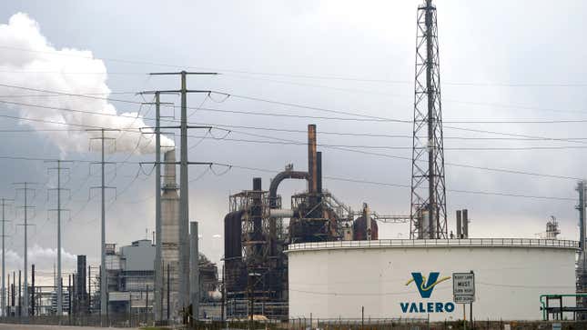 Image for article titled Texas Oil and Gas Plants Quadruple Air Pollution as Systems Freeze Up