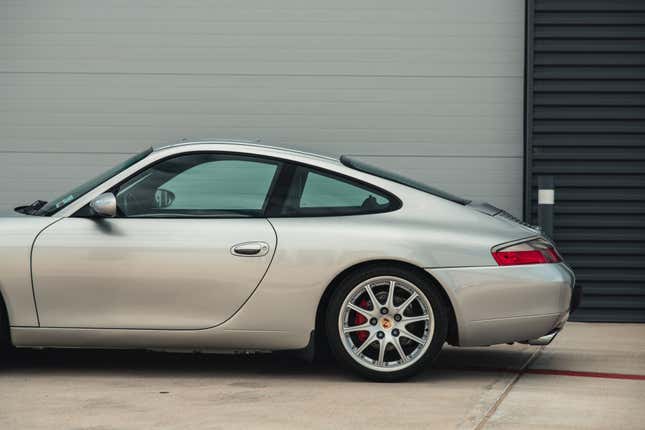 Image for article titled The Porsche 996 is a Good Looking Car and it Has Done Nothing to Deserve Your Hate