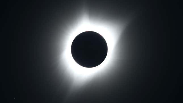 Imagen para el artículo titulado Cómo ver el eclipse solar de hoy desde cualquier lugar del mundo