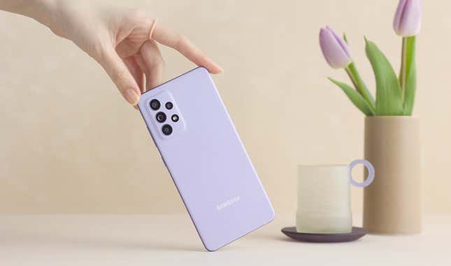Imagen para el artículo titulado Los nuevos Samsung Galaxy A52 y A72 están más cerca del Galaxy S21 con pantallas de hasta 120 Hz