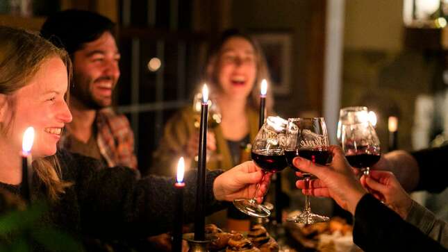 Cómo impresionar a los invitados a una cena con un vino barato, según la ciencia