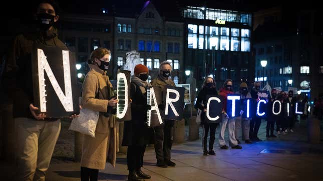 In support of the case, activists gathered in front of the Norwegian parliament building on November 2, 2020 with signs that read “NO ARCTIC OIL.”