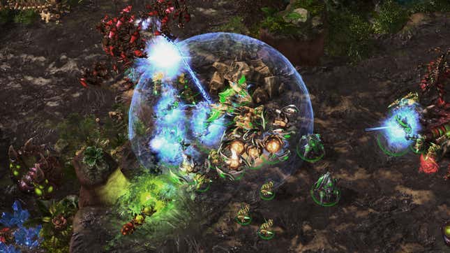 AlphaStar (Protoss in green) dealing with flying units from the Zerg players with a combination of powerful anti-air units (Phoenix and Archon).