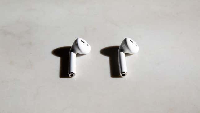 Un AirPod de primera generación (izquierda) junto a un AirPod de segunda generación (derecha). ¿Puedes notar la diferencia? Esta es una pregunta trampa. Foto: Adam Clark Estes (Gizmodo)
