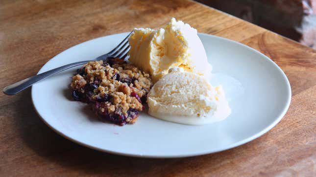 Image for article titled Throw away your other recipes—here’s the perfect fruit crumble