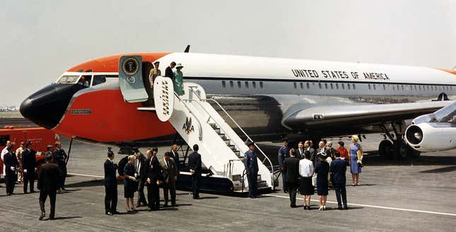 This red, white, and grey livery on the C-137 Stratoliners didn’t look awful, but it wasn’t what Kennedy had in mind.