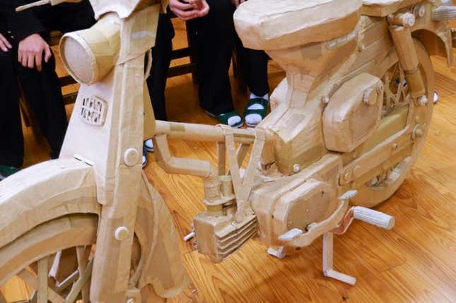Image for article titled Japanese Engineering Students Built A Perfectly Faithful Honda C100 Super Cub Replica Out Of Cardboard