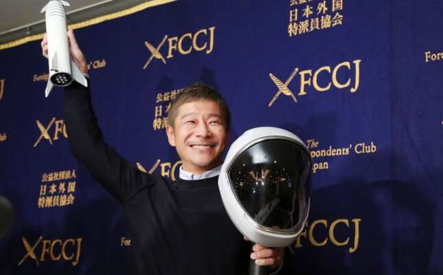 Imagen para el artículo titulado Un multimillonario regalará 9 millones de dólares entre sus seguidores de Twitter para ver si mejora su felicidad