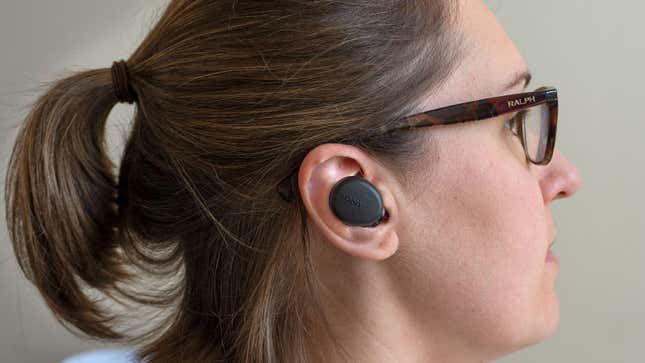 No resulta sorprendente que unos auriculares de 130 dólares abulten tanto, pero tampoco son los más grandes que he visto.
Foto: Andrew Liszewski (Gizmodo)