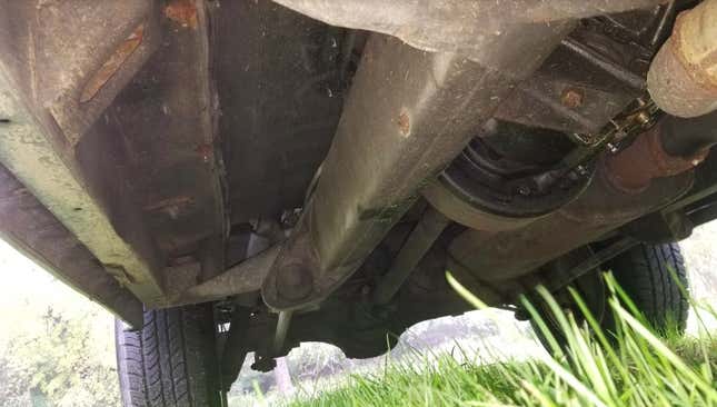 Image for article titled Here's What's Wrong With The Mysterious Land Rover Discovery In My Backyard